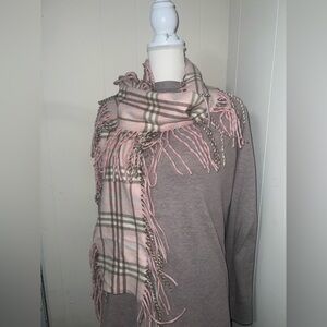 Burberry London
Cashmere Nova Check Pattern Scarf